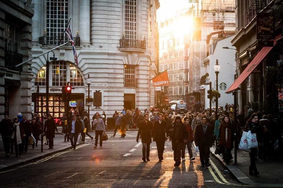 Pedestrian traffic at potential eating establishment sites